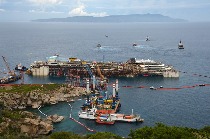 A general view shows the wreck of the Costa Concordia cruise ship and tug boats during an operation to refloat the boat on July 14, 2014 off the Giglio Island. (AFP Photo / Vincenzo Pinto) 