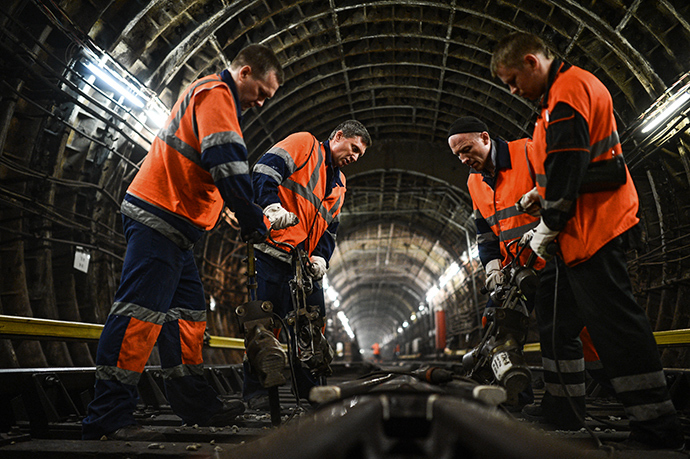 Rail track workers perform routine maintenance in one of the Moscow metro tunnels (RIA Novosti / Vladimir Astapkovich)