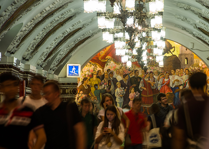 Passengers in the Kievskaya metro station foyer, where the panel "Folk festival in Kiev" was unveiled after restoration (RIA Novosti / Alexander Vilf)