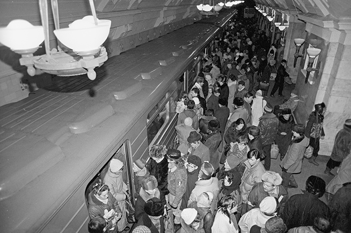 Passengers of the Moscow Metro during the rush hour. 1992 (RIA Novosti / Oleg Lastochkin)