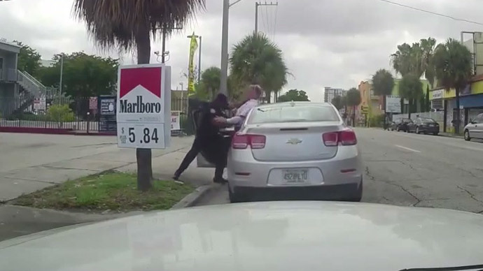 Miami cops fight after traffic stop (VIDEO)