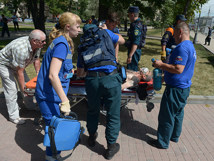 Medical personnel treat metro train passenger who was injured after a metro railcar was derailed between the Park Pobedy and Slavyansky Boulevard stations (RIA Novosti / Evgeny Biyatov)