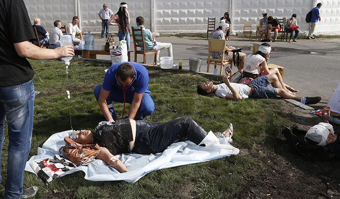 Paramedics treat passengers injured as several subway cars derailed in Moscow, on July 15, 2014 (AFP Photo / Mikhail Japaridze)