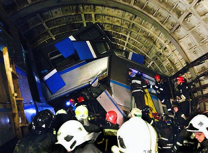 A picture taken by a cell phone shows rescuers working near a derailed subway train in a tunnel between Park Pobedy and Slavyansky Bulvar stations in Moscow, on July 15, 2014 (AFP Photo / Varya Valovil)