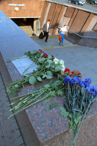 Flowers by the Park Pobedy metro station. On July 15, a metro carriage derailed on the strip between the Park Pobedy and Slavyansky Bulvar stations. (RIA Novosti/Vitaliy Belousov)