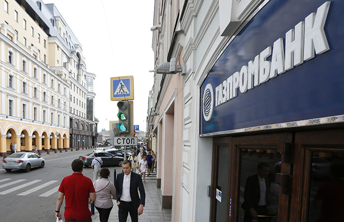 People walk past an office of Gazprombank in central Moscow July 17, 2014. (Reuters / Sergei Karpukhin)