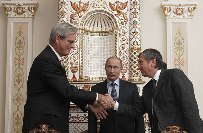Rosneft Chief Executive Igor Sechin (R), President of ExxonMobil Exploration Company Stephen Greenlee (L) and Russian President Vladimir Putin attend a signing ceremony at the Novo-Ogaryovo state residence outside Moscow, February 13, 2013. (Reuters / Sergei Karpukhin)