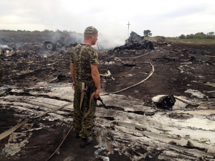 An armed pro-Russian separatist stands at a site of a Malaysia Airlines Boeing 777 plane crash in the settlement of Grabovo in the Donetsk region, July 17, 2014.(Reuters / Maxim Zmeyev)