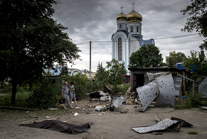 People in Lugansk after an artillery attack (RIA Novosti / Valery Melnikov)