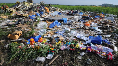 ​Dutch experts check train with bodies of MH17 victims in E. Ukraine