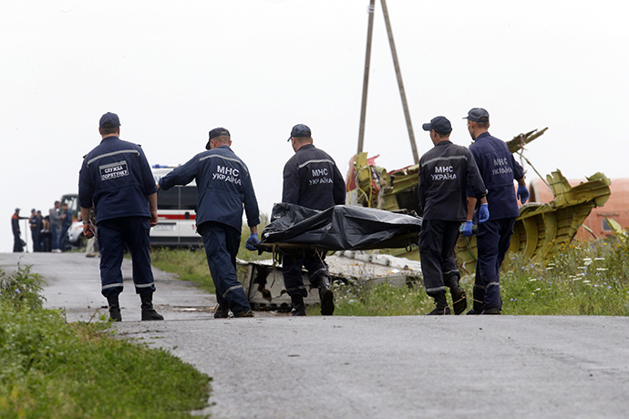 Members of the Ukrainian Emergency Ministry transport a body at the crash site of Malaysia Airlines Flight MH17, near the settlement of Grabovo in the Donetsk region July 19, 2014. (Reuters / Maxim Zmeyev)