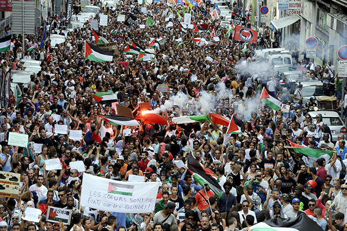 People take part in a demonstration in Marseille, southern France, on July 19, 2014, to protest against Israel's military campaign in Gaza and show their support to the Palestinian people. (AFP Photo / Frank Pennant)