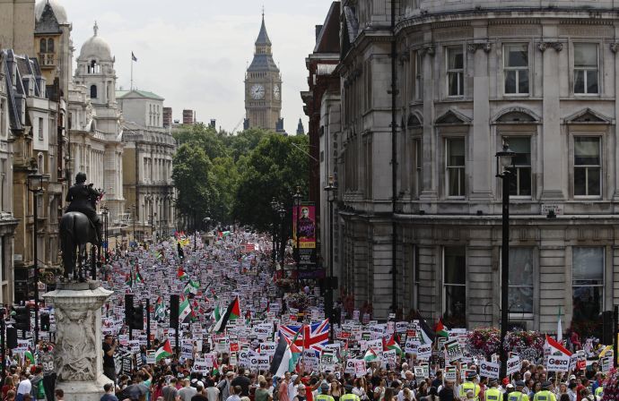 Hundreds of demonstrators march up Whitehall as they protest against Israel's military action in Gaza, in central London July 19, 2014. (REUTERS / Luke MacGregor)