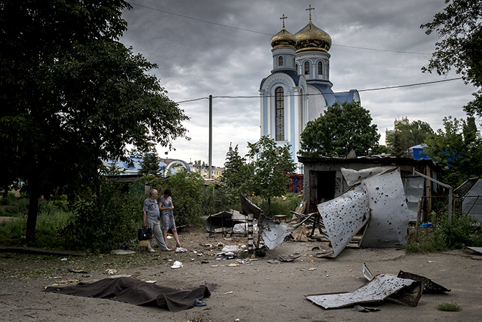 People in Lugansk after an artillery attack on July 18, 2014. (RIA Novosti / Valeriy Melnikov)