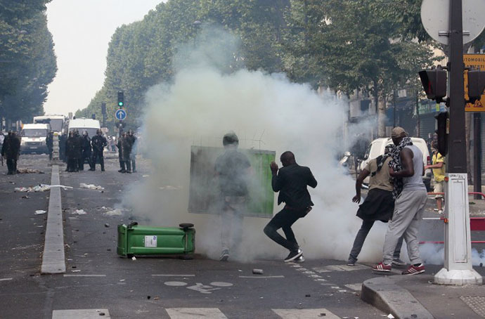 Protesters clash with riot police near the Barbes-Rochechouart aerial metro station prior to the departure of a demonstration, banned by French police, in Paris on July 19, 2014 to denounce Israel's military campaign in Gaza and show their support for the Palestinian people. (AFP Photo / Jacques Demarthon)