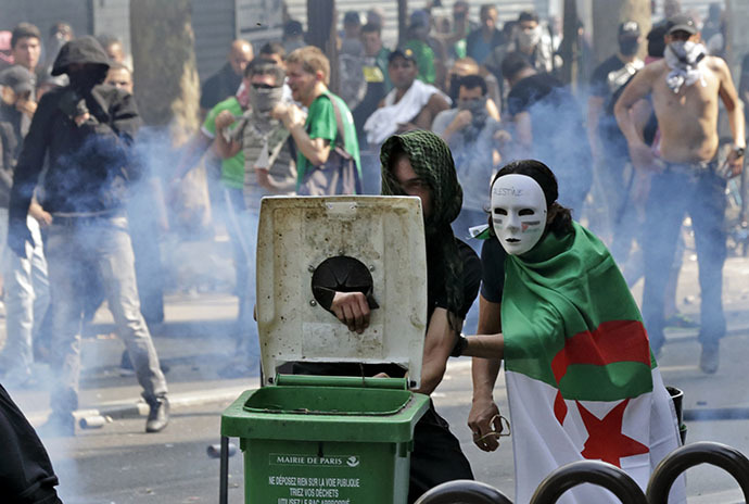Pro-Palestinian protesters face police during a demonstration against violence in the Gaza strip, which had been banned by police, in Paris, July 19, 2014. (Reuters / Philippe Wojazer)