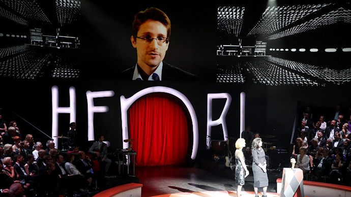 A giant screen shows fugitive US intelligence leaker Edward Snowden (top) delivering a speech, on May 16, 2014 in the northern German city of Hamburg. (AFP Photo / Axel Heimken)