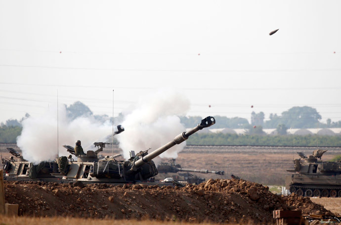 An Israeli artillery fires a 155mm shell towards targets in the Gaza Strip from their position near Israel's border with the Strip on July 20, 2014.(AFP Photo / Jack Guez )