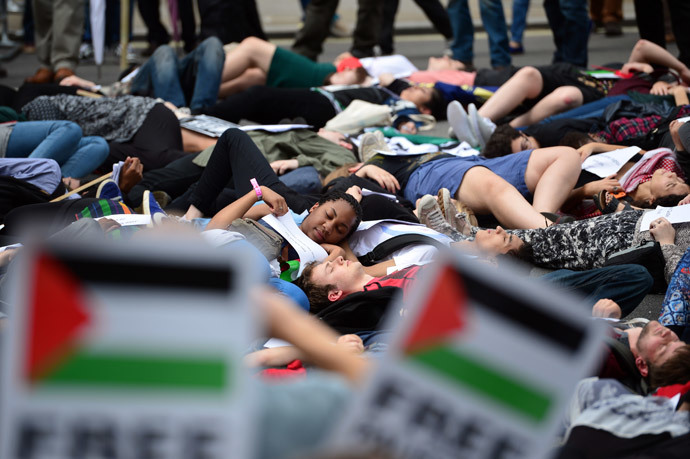 Protesters lie-down as they take part in demonstration against Israeli airstrikes in Gaza in central London on July 19, 2014 against Gaza strikes.(AFP Photo / Carl Court)