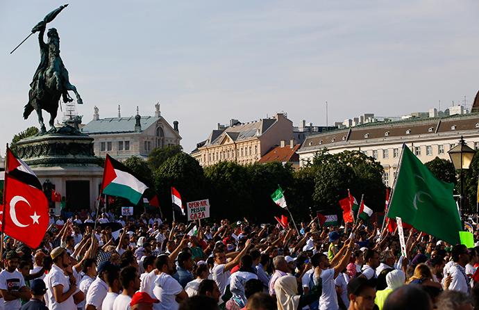 Pro-Palestinian protesters shout slogans and hold flags during a demonstration against Israel's military action in the Gaza strip, in Vienna July 20, 2014 (Reuters / Leonhard Foeger)