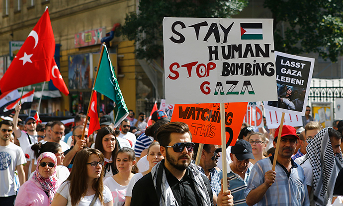 Pro-Palestinian protesters shout slogans and hold signs during a demonstration against Israel's military action in the Gaza strip, in Vienna July 20, 2014 (Reuters / Leonhard Foeger)