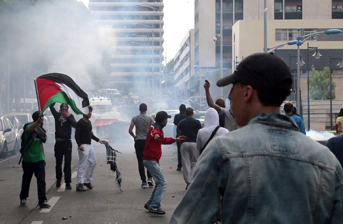 Protesters clash with riot police in Sarcelles, a suburb north of Paris, on July 20, 2014, during a demonstration to denounce Israel's military campaign in Gaza and show their support for the Palestinian people. (AFP Photo / Omar Bouyacoub)