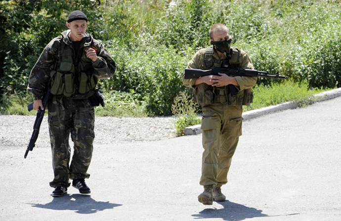 Members of the self-defense forces walk during the combat with Ukrainian forces in the eastern Ukrainian city of Donetsk on July 21, 2014. (AFP Photo / Alexander Khudoteply)