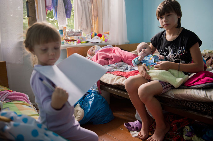 Refugee children from Sloviansk play in their room of a rest house for miners in Snizhne (AFP Photo / Daniel Mihailescu)