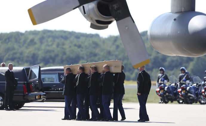 A coffin of one of the victims of Malaysia Airlines MH17 downed over rebel-held territory in eastern Ukraine, is carried from an aircraft during a national reception ceremony at Eindhoven airport July 23, 2014. (Reuters/Francois Lenoir)