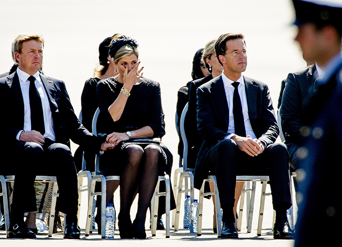 (From L) King Willem-Alexander and Queen Maxima of The Netherlands, and Dutch Prime minister Mark Rutte attend a ceremony upon the arrivals of a plane from Ukraine, carrying the remains of victims of downed Malaysia Airlines flight MH17, at Eindhoven Airbase on July 23, 2014. (AFP Photo / Robin van Lonkhuijsen)