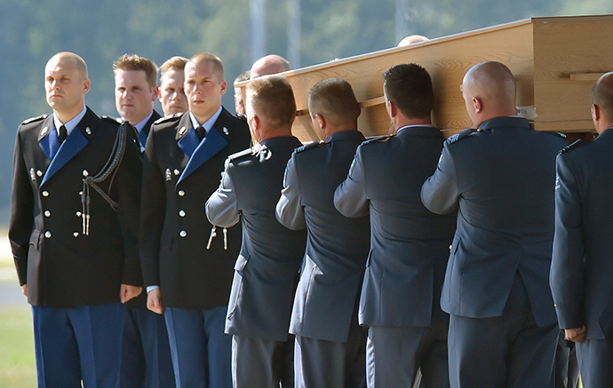 Military men carry a coffin containing the remains of a victim of downed Malaysia Airlines flight MH17, during a ceremony at Eindhoven Airbase on July 23, 2014. (AFP Photo / John Thys)