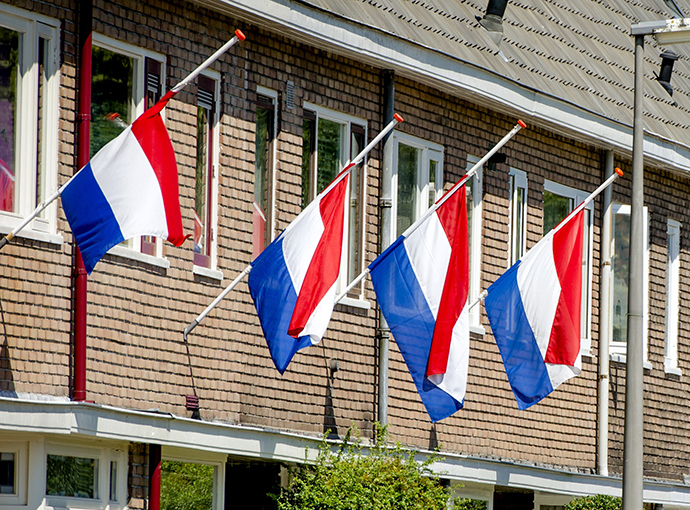 The Dutch flags fly at half-mast on houses in Utrecht, the Netherlands, on July 23, 2014. (AFP Photo / Robin van Lonkhuijsen)