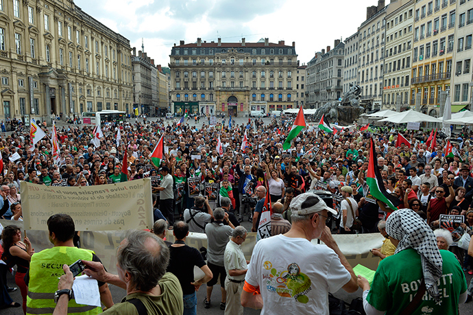 People shout and wave Palestinian flags during a demonstration on Terreaux Square, in Lyon, central-eastern France, on July 23, 2014 to denounce Israel's military campaign in Gaza and to show their support to the Palestinian people (AFP Photo / Romain Lafabregue)