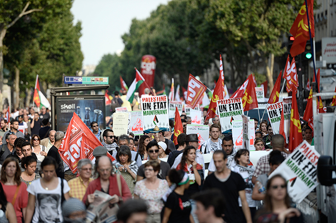 Protesters take part in a demonstration on July 23, 2014 in Paris, to denounce Israel's military campaign in Gaza and to show their support to the Palestinian people (AFP Photo / Stephane De Sakutin)
