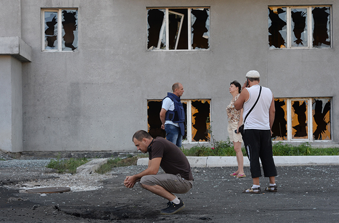 Residents of a multi-storey building damaged by the artillery shelling of Donetsk by the Ukrainian army. (RIA Novosti / Mikhail Voskresenskiy)