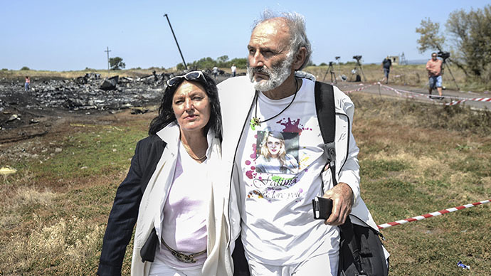 Jerzy Dyczynsk (R) and Angela Rudhart-Dyczynski from Australia arrive on July 26, 2014 at the crash site of the Malaysia Airlines Flight MH17 to look for their late 25 years old daughter Fatima, near the village of Hrabove (Grabovo), in the Donetsk region. (AFP Photo / Bulent Kilic)