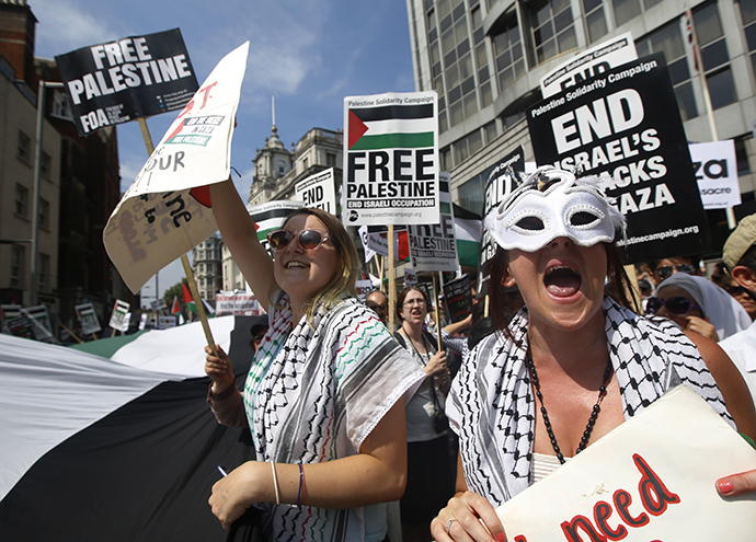 Demonstrators protest outside the Israeil Embassy in west London July 26, 2014. (Reuters / Luke MacGregor)
