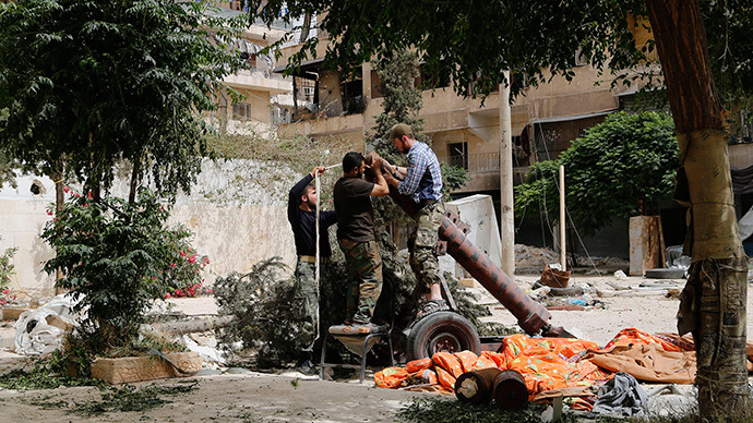 Members of Islamist rebel group al-Nusra Front prepare a home made mortar in Aleppo's Bustan al-Qasr neighborhood (Reuters / Hamid Khatib)