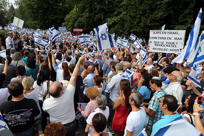 People wave Israeli flags during a demonstration entitled "Belgium stands with Israel" on the Israeli-Palestinian conflict in the Gaza Strip near the Israeli embassy in Brussels on July 27, 2014 (AFP Photo / Nicolas Maeterlinck)