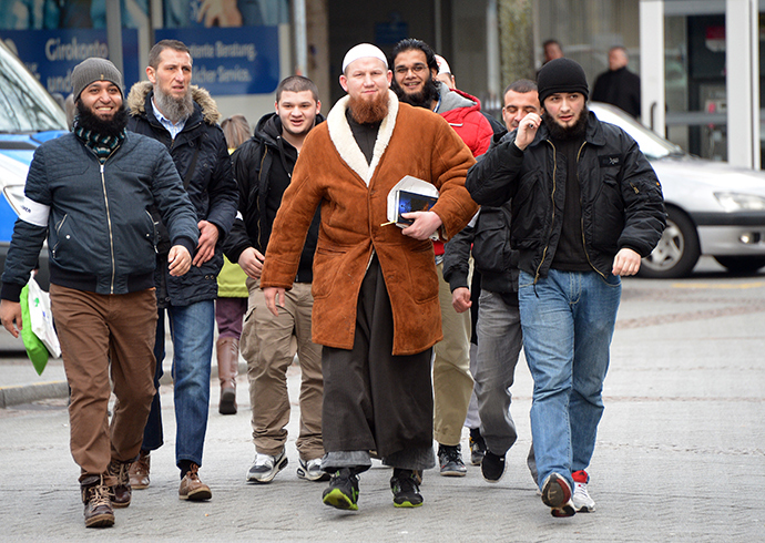 German Islamic preacher Pierre Vogel (C), also known as Abu Hamza, arrives to speak during a rally of supporters of the Salafist movement on January 18, 2014 in Pforzheim, southwestern Germany (AFP Photo / Uli Deck)