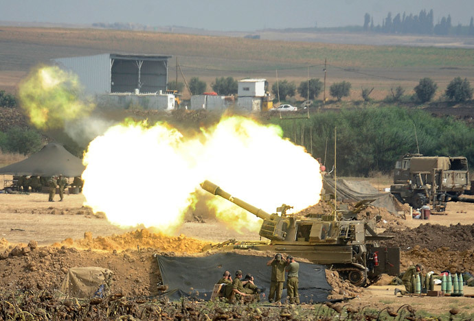 An Israeli canon fires a 155mm shell towards targets in the Gaza Strip from their position along the border between Israel and the Hamas-controlled Gaza Strip on July 29, 2014. (AFP Photo / David Buimovitch)