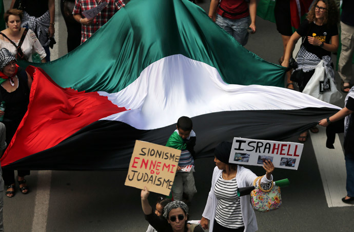 Demonstrators hold a giant Palestinian flag and anti-Israel signs during a protest against the Israeli offensive on the Gaza Strip, in central Brussels July 27, 2014.(Reuters / Francois Lenoir)