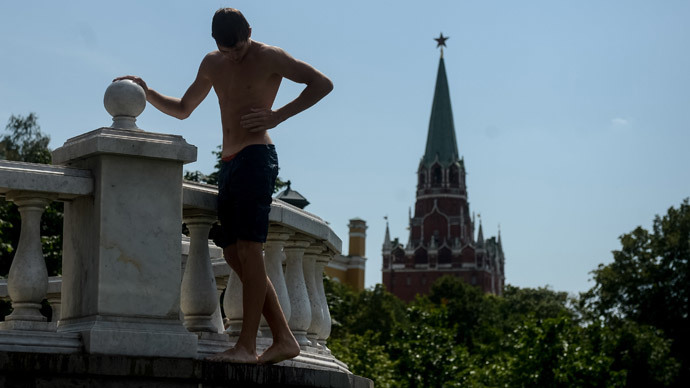 Muscovite refreshing at the fountain on Manezhnaya Square.(RIA Novosti / rigoriy Sisoev)
