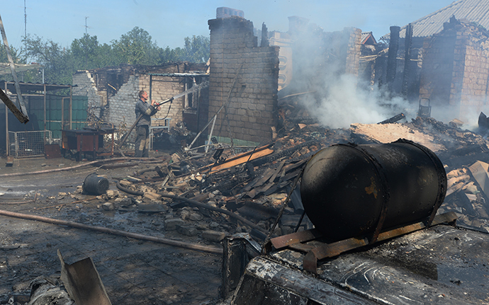 Private houses destroyed during an artillery attack on Gorlovka by the Ukrainian army 29 July, 2014 (RIA Novosti / Mikhail Voskresenskiy)