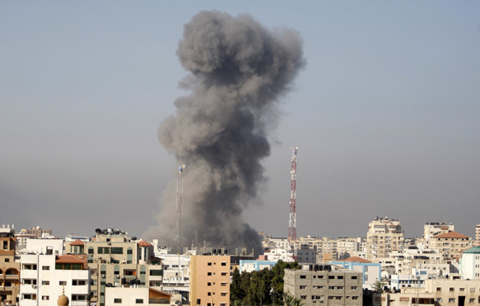 Smoke rises following what witnesses said was an Israeli air strike in Gaza City July 30, 2014. (Reuters/Suhaib Salem)