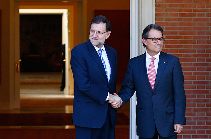 Spanish Prime Minister Mariano Rajoy (L) greets Catalan President Artur Mas at the Moncloa Palace in Madrid, July 30, 2014 (Reuters / Paul Hanna)