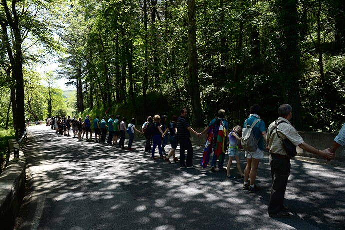 Participants in the human chain linking the Basque town of Durango with the Navarran capital of Pamplona join hands at the mountain pass of Kanpazar June 8, 2014 (Reuters / Vincent West)