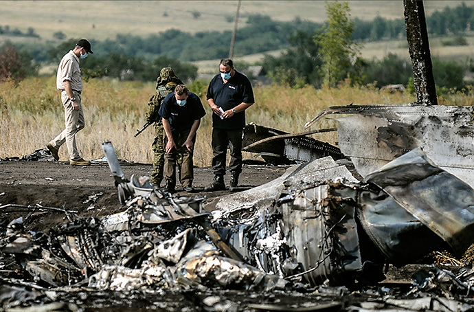 Investigators work at a the crash site of the Malaysia Airlines Flight MH17 near the village of Hrabove (Grabovo), some 80km east of Donetsk, on July 25, 2014. (AFP Photo / Bulent Kilic)