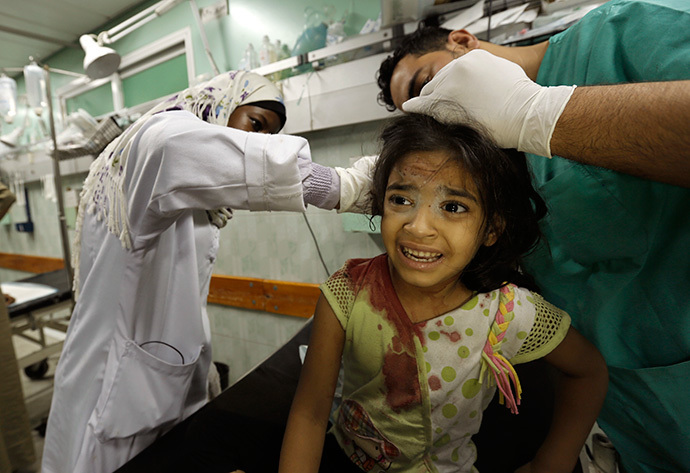 A displaced Palestinian taking shelter at a UN school receives treatment at the Kamal Edwan hospital in Beit Lahia in the northern Gaza Strip early on July 31, 2014 (AFP Photo / Mohammed Abed)