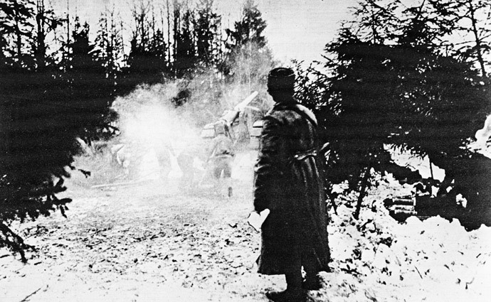 Russian artillery firing at the enemy lines during the Lake Naroch Offensive in March 1916, World War I (1914-1918). Image reproduced from a photograph. National History Museum. (RIA Novosti / Yuri Kaplun) 